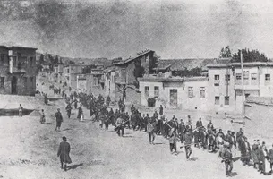 Foto von Armin T. Wegner Armenier werden im Mai 1915 von bewaffneten Wachen aus Karphert (türkisch: Harput) weggeführt. Die Gebildeten und Einflussreichen der Stadt waren selektiert worden, um sie am nächsten geeigneten Ort zu ermorden.