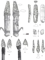Zeichnung des Dolchs, sowie der zwei Pfeilspitzen, des Klingenkratzers, des Bohrers sowie des kleinen Feuer­stein­abschlags