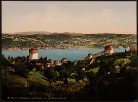 Blick über den Bosporus nach Europa, koloriertes Photo, um 1895: Die Festung Anadolu Hisarı wurde 1394 von Bayezid I. erbaut.