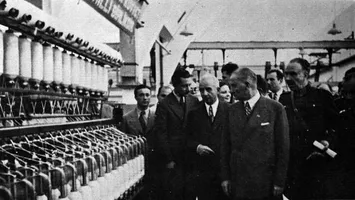 Atatürk unterstützte große staatlich subventionierte Industriekomplexe wie die „Sümerbank“ zunehmend nach der Weltwirtschaftskrise. Er unterstützte den Aufbau der nationalen Landwirtschafts-, Textil-,[17][18][19] Maschinen-, Flugzeug-[20][21][22] und Automobilindustrie.[23] 1935 entwickelte sich die Türkei zu einer Industriegesellschaft nach dem westeuropäischen Vorbild von Atatürk.[24] Die Lücke zwischen Atatürks Zielen und den Errungenschaften der sozialpolitischen Struktur des Landes wurde jedoch nicht geschlossen.[24]