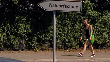 Was unterscheidet Janas Leben von Malcolms? Beide sind etwa gleich alt, gehen noch zur Schule - und stehen vor dem gleichen Problem: Ihre Mutter hat ihnen einen Aufgabenzettel auf dem Frühstückstisch hinterlassen, um dessen Erledigung sie sich kümmern sollen. Doch sie leben etliche Kilometer voneinander entfernt: Jana in einem 270-Einwohner-Dorf im Sauerland, Malcolm hingegen in der Millionenstadt Köln. Natürlich macht das einen riesigen Unterschied, aber was genau unterscheidet das Leben auf dem Dorf von dem in der Stadt?
Indem wir uns beiden Jugendlichen an die Fersen heften und ihren Alltag begleiten, wollen wir es herausfinden. Dabei geht es erstaunlich häufig um zwei simple Kernfragen: Wo genau finde ich etwas - das nächste Geschäft, einen Arzt, den Sportplatz? Und wie umständlich ist es, dorthin zu kommen?
Vor- und Nachteile beiden Lebenssituationen werden ausführlich gegenüber gestellt, doch am Ende gelangen wir zu einer einfachen Erkenntnis: Glücklich sind sie beide - Jana im Dorf und Malcolm in der Stadt!