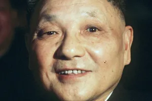 Nach Maos Tod übernahm Deng Xiaoping die Macht in China. Mit seinen Wirtschaftsreformen leitete er eine radikale Wende in der Politik ein: weg von der zentralistischen Planwirtschaft. Dennoch zielte er niemals auf die Schaffung eines freiheitlichen S
