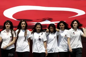 Die Türkei ist bestrebt, ihren internationalen Status in wirtschaftlicher und politischer Hinsicht zu festigen und auszubauen. Doch wird ihr das nur gelingen, wenn sie ihre inneren Probleme in den Griff bekommt.