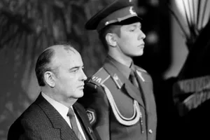 Die 1960er- und 1970er-Jahre waren von einem Mix aus Entspannung und Ausbau des Imperiums geprägt. Mit der "Perestrojka" von Michail Gorbatschow scheiterte 1991 der letzte Reformversuch in der Sowjetunion - und endete mit dem Sturz des Systems.