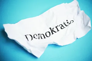 Die Demokratie hat sich im Laufe der Geschichte immer wieder flexibel an veränderte Gegebenheiten angepasst und konnte ihre Herausforderungen und Probleme meist bewältigen. Daher scheint sie auch heute noch die bestmögliche Herrschaftsform zu sein.