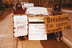 Nach der Machtergreifung der Bolschewiki wurde die deutsche Bevölkerung der Sowjetunion systematisch unterdrückt, deportiert und zwangsarbeitsmobilisiert. Um 1990 kommt es zu massenhaften Ausreise. Die "Russlanddeutschen" wurden bis heute nicht volls