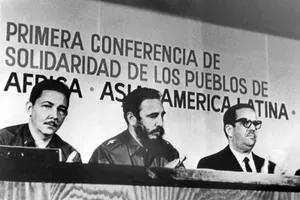 Nach dem Zweiten Weltkrieg erkämpften sich viele Kolonien ihre Unabhängigkeit. Dekolonisation ist jedoch keine klare Zäsur, die einen abrupten Neustart nach sich zog. Sie ist als Fortsetzung der Geschichte des Kolonialismus zu verstehen.