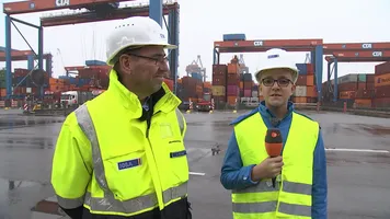 logo!-Kinderreporter Philipp checkt Hafen24.11.2024 |              18:15Der Hamburger Hafen ist riesig! Täglich kommen hier Schiffe mit Containern voller Ware an. Kinderreporter Philipp findet raus: Wie...