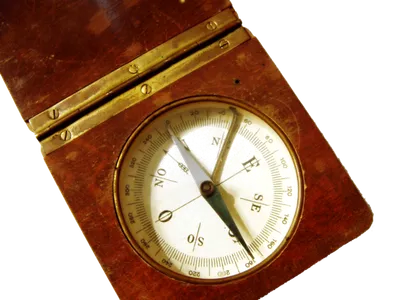 Kompass – der Buchstabe O steht in den meisten romanischen Sprachen für „Westen“ (z. B. spanisch oeste, italienisch ovest, französisch ouest). Der Buchstabe E steht hier für „Osten“ (east, est oder este).