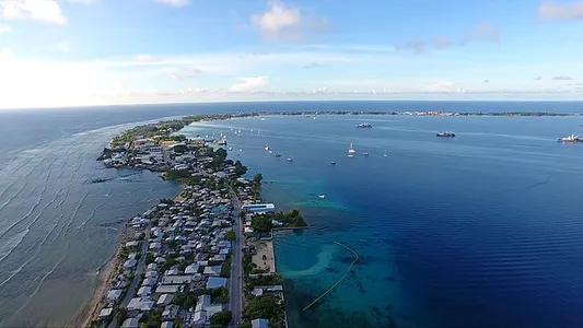 Sichtbare Folgen der globalen Erwärmung: Anstieg des Meeresspiegels auf den Marshallinseln (Luftaufnahme aus dem Dokumentarfilm One Word von 2020)
