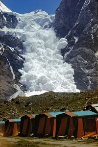 Lawine im Pamir-Gebirge