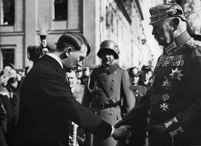 Reichspräsident von Hindenburg und Reichskanzler Adolf Hitler am Tag von Potsdam, 21. März 1933