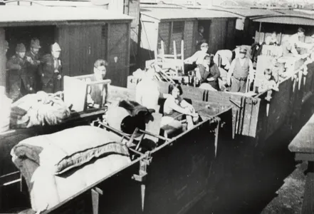 Rumänische Deportierte 1940 nach der sowjetischen Annexion Bessarabiens und der Nord-Bukowina im Hitler-Stalin-Pakt auf dem Weg nach Rest-Rumänien. Ähnlich sahen auch die ethnischen Deportationen nach Mittelasien in offenen oder geschlossenen Güterwaggons („Viehwaggons“) aus, aber mit weniger Gepäck und bewacht durch bewaffnete NKWD-Einheiten.