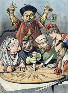 Original-Bildunterschrift: „En ChineLe gâteau des Rois et... des Empereurs“Deutsch: Französische politische Karikatur aus den späten 1890er Jahren. Ein Kuchen steht für "Chine" (französisch für China) und wird zwischen Karikaturen von Königin Viktoria des Vereinigten Königreichs, dem deutschen Kaiser Wilhelm dem II., Nikolaus II. von Russland, der französischen Marianne und dem Kaiser Meiji von Japan aufgeteilt. Ein stereotypisch dargesteller Beamter der Qing-Dynastie versucht sie aufzuhalten, ist aber machtlos. Die Karikatur soll die imperialistischen Bestrebungen dieser Nationen gegenüber China zu dieser Zeit darstellen.