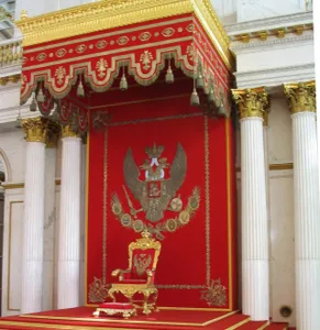 Russischer Zarenthron vor dem Familienwappen der Romanows – ausgestellt in der Eremitage in Sankt Petersburg