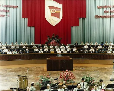 „Kampftreffen“ im Palast der Republik in Ost-Berlin anlässlich des 35. Jahrestages der Bildung des Ministeriums für Staatssicherheit, 1985