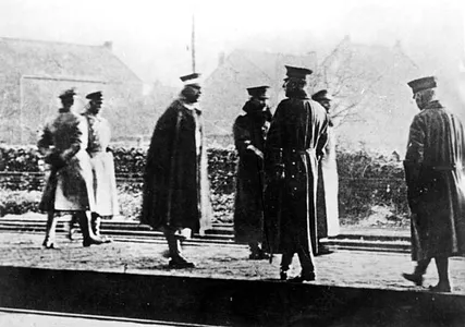 Wilhelm II. (vierter von links) flieht am 10. November 1918 ins niederländische Exil, hier auf dem Bahnsteig des belgisch-niederländischen Grenzübergangs Eysden 